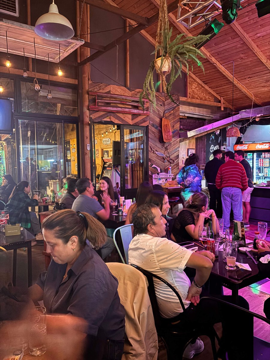 Ambiente de restobar en noche de eventos