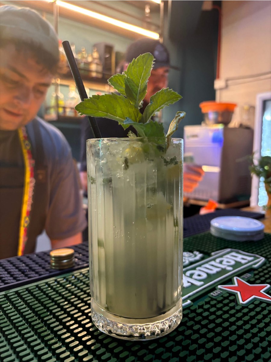 Bar con cervezas y cocteles para compartir