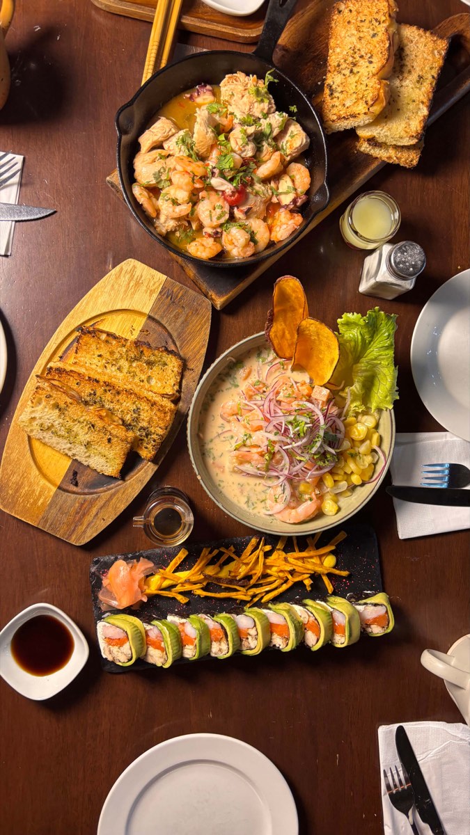 Tabla y sushi presentados en mesa de restaurante
